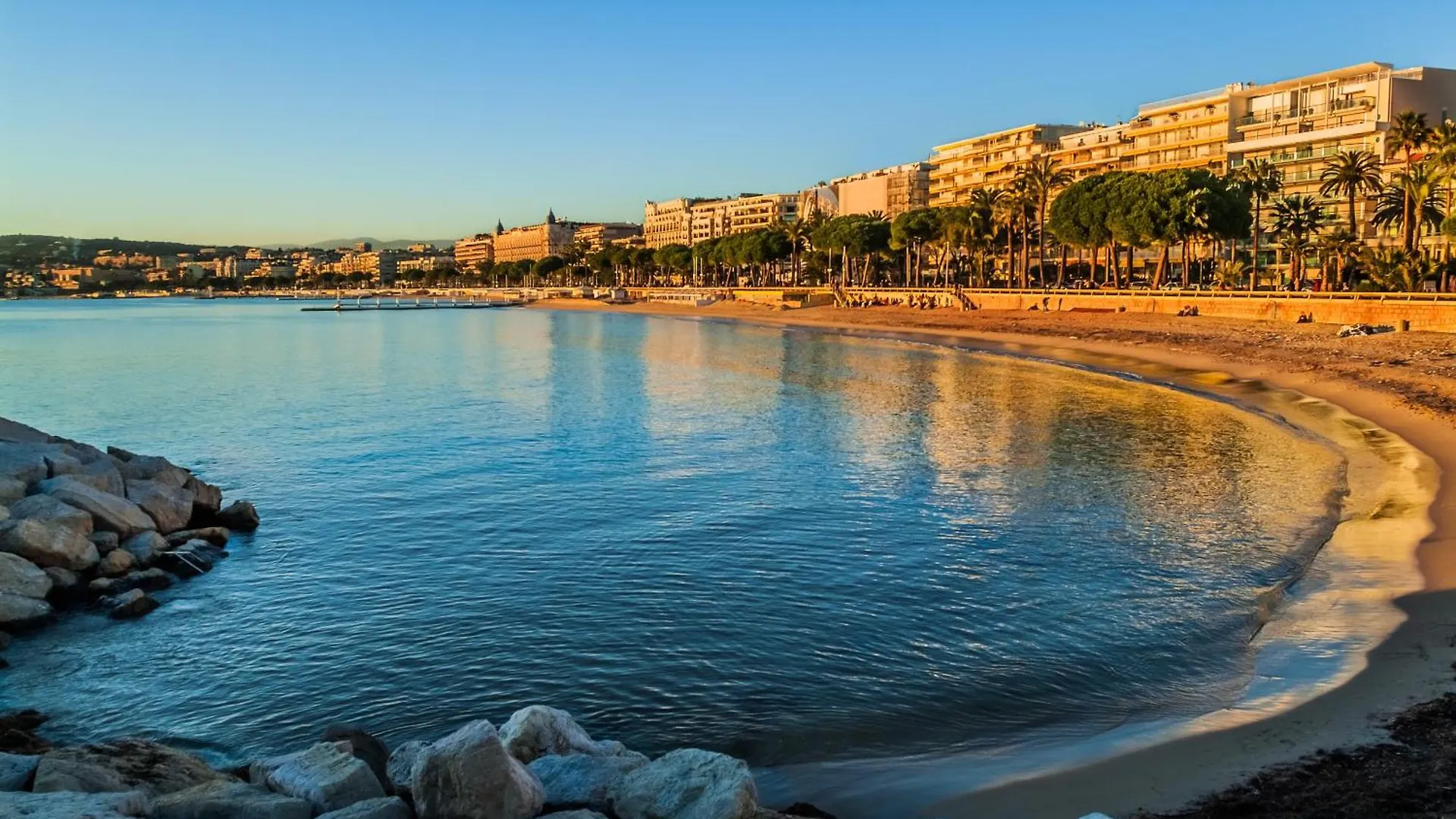 Modern Two Bedroom Apartment With Two Bathrooms, Just Behind The Carlton Cannes