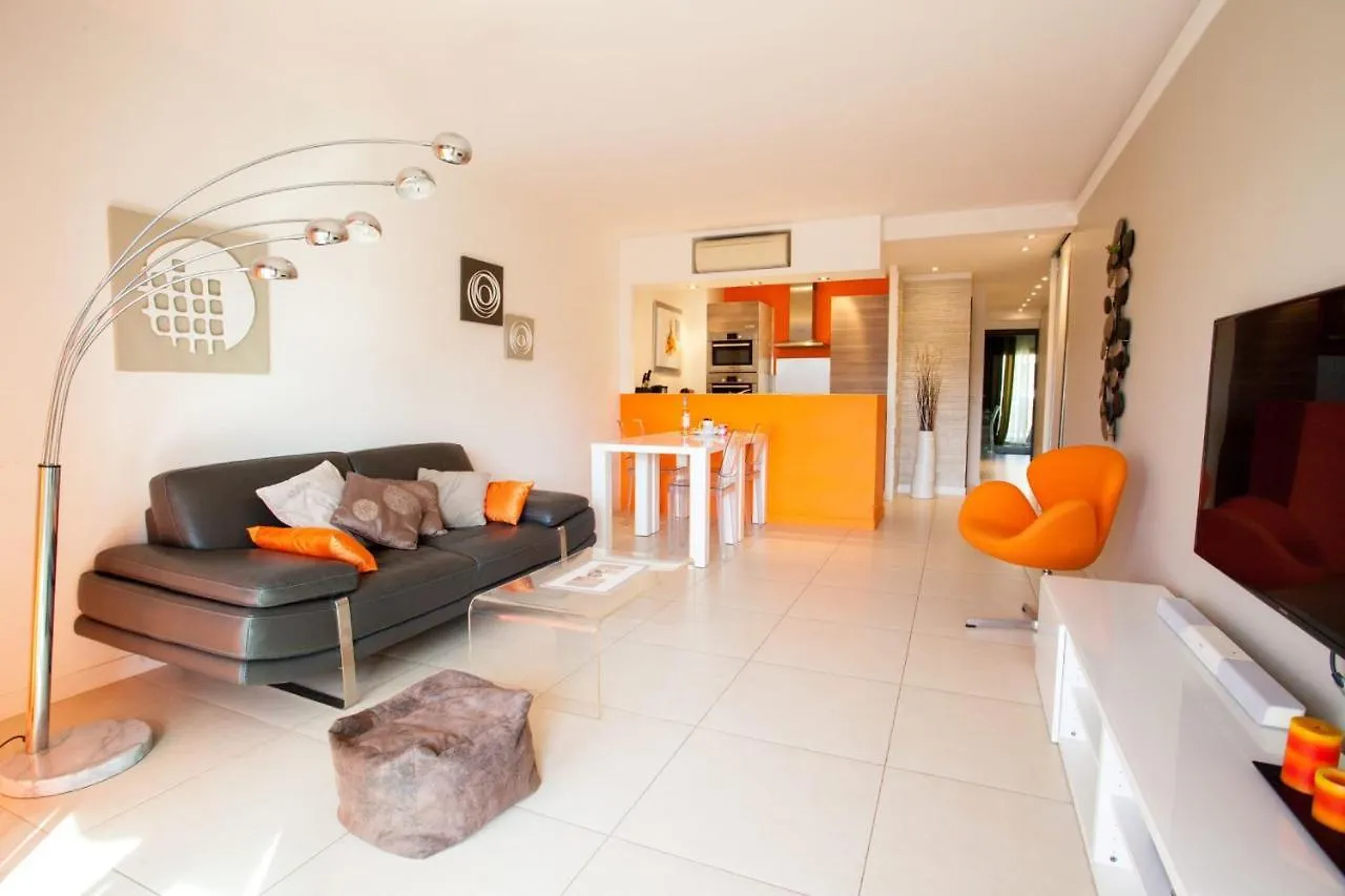 Modern Two Bedroom Apartment With Two Bathrooms, Just Behind The Carlton location